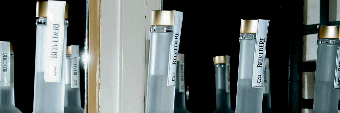 ZŁOTE NAKRĘTKI BUTELEK WÓDKI BELVEDERE ORGANIC